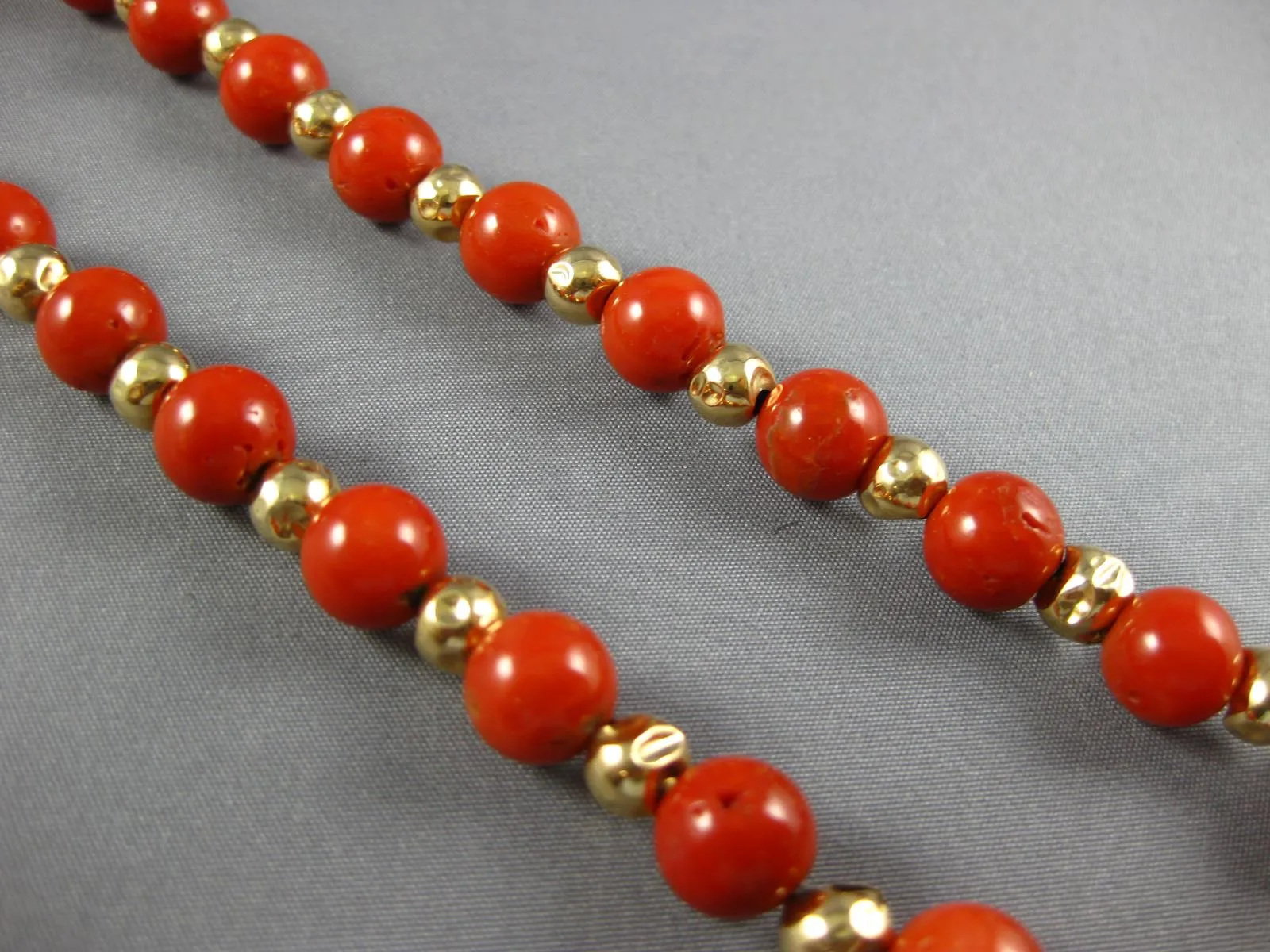 ESTATE LONG AAA CORAL 18KT YELLOW GOLD 3D CLASSIC BEAD BOW NECKLACE