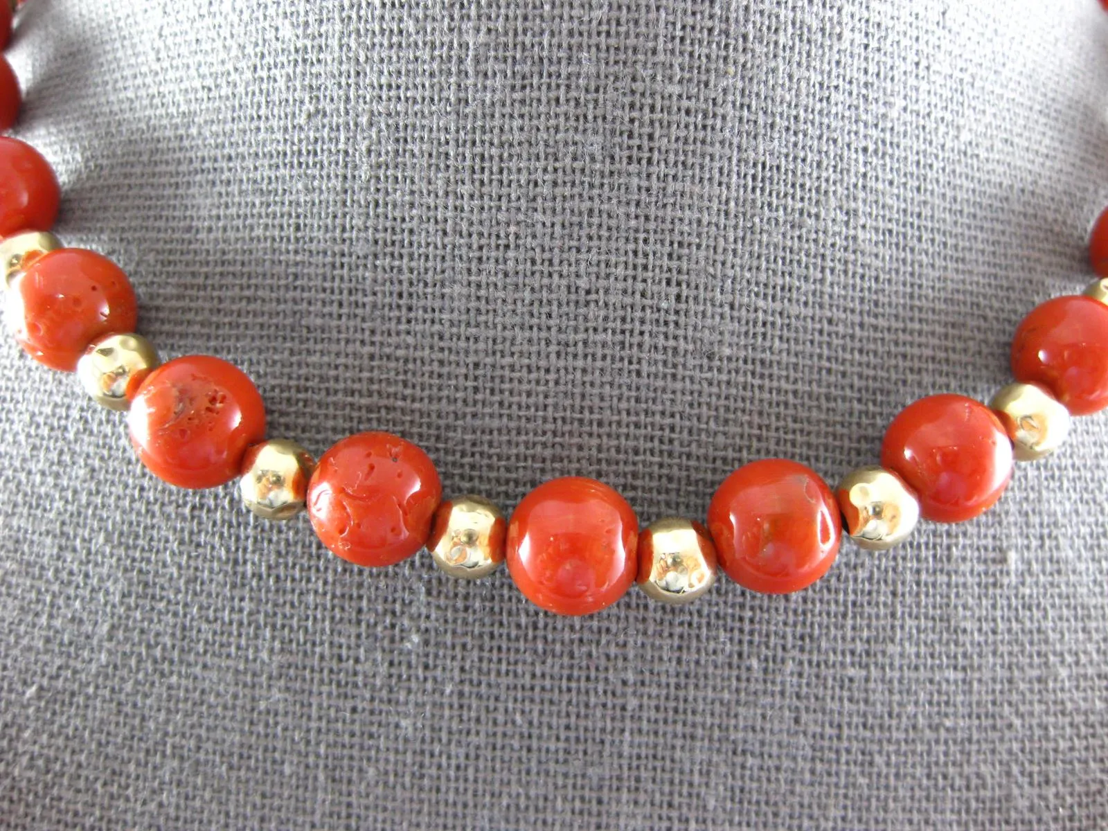 ESTATE LONG AAA CORAL 18KT YELLOW GOLD 3D CLASSIC BEAD BOW NECKLACE