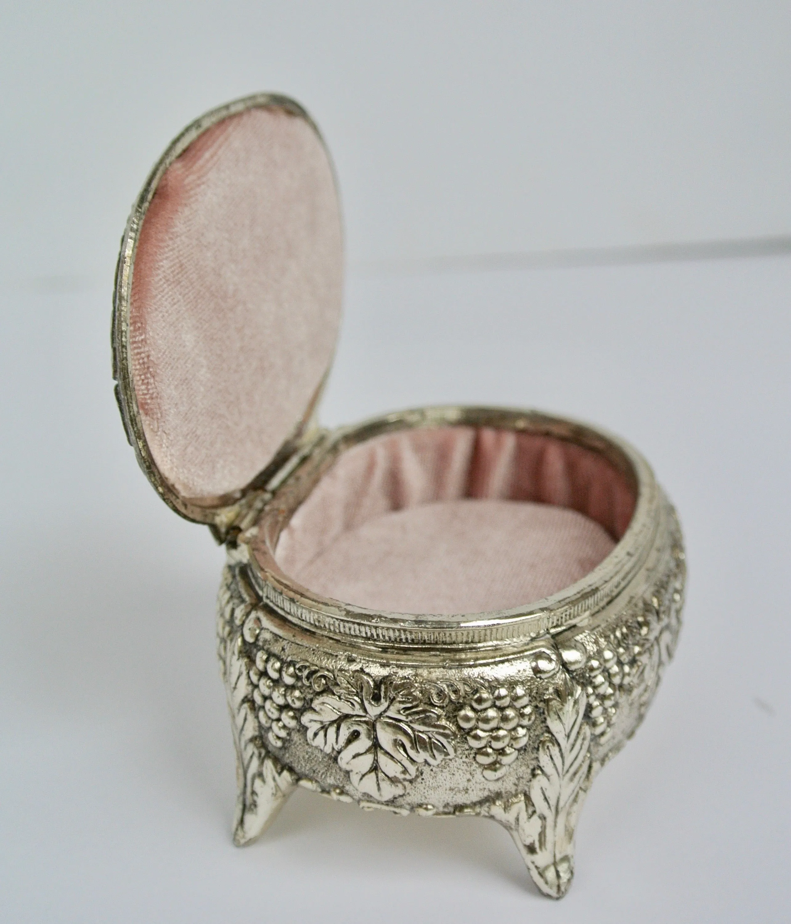 Grapes of Romance Ring Box