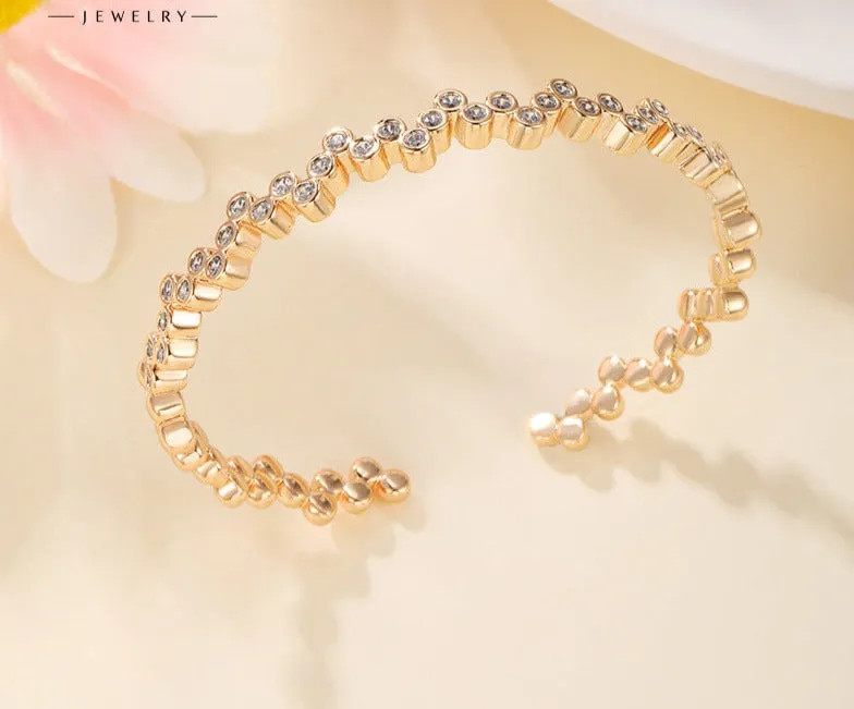 Jewelry is slightly inlaid with zirconium, ins style, elegant and elegant, open hand bracelet