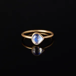 RMR24-OOAK | 0.90 Carat One-of-a-Kind Rainbow Moonstone Ring